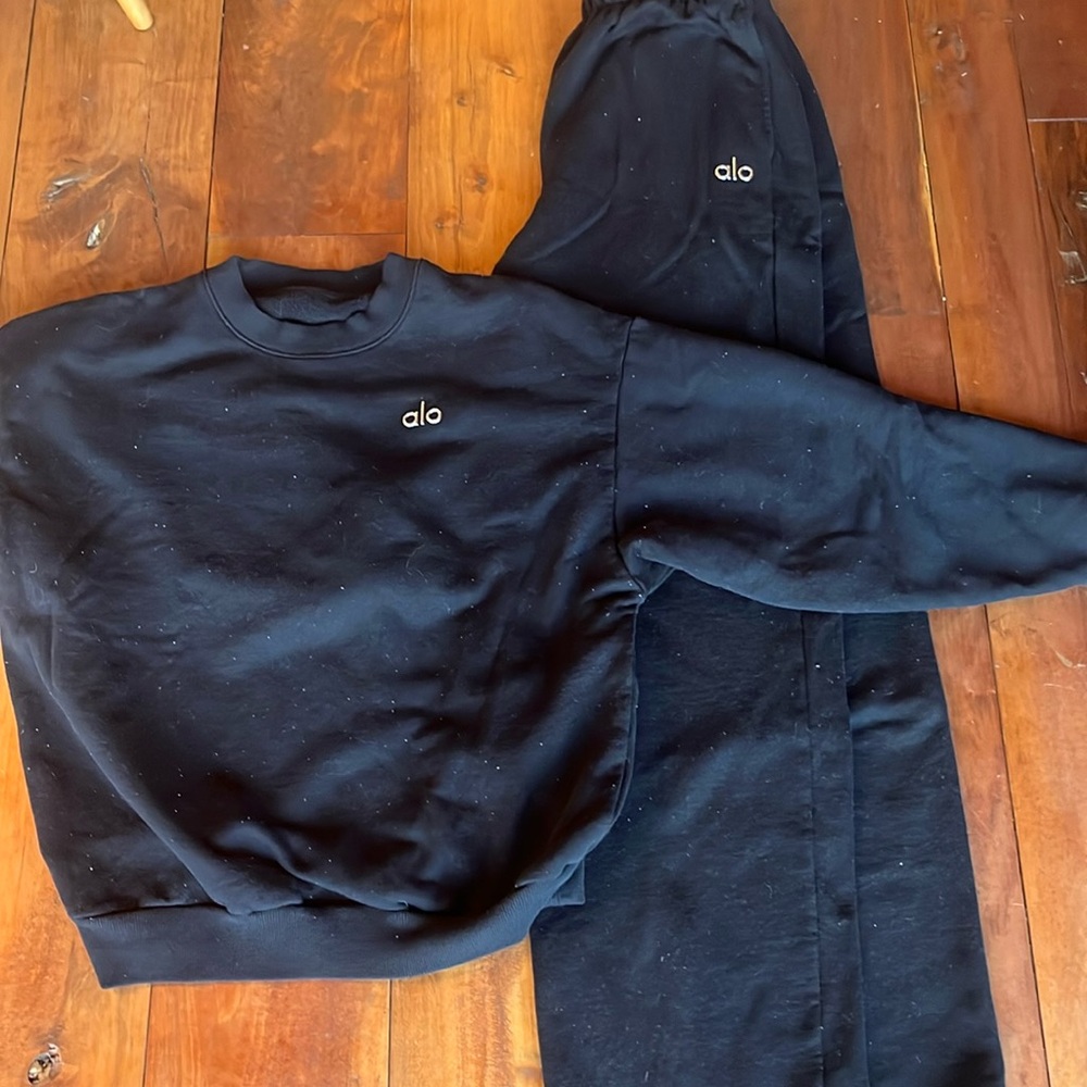 Alo sweatshirt and sweatpants.
Size Smalll
Gently worn with some pilling.